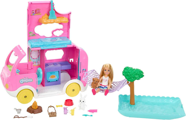 Barbie Chelsea Series, Chelsea Car And Camper Set cu 10+ Barbie Camping Accessories, 1X Chelsea Doll, Teal Car And Pink Mini Camper, Cadouri pentru copii 3+ ani, Fxg90