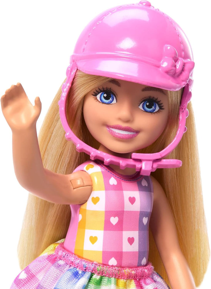 Barbie Chelsea And Pony Păpușă și ponei - încalecă în timpul jocului pentru a sta în siguranță pe cal, șa roz și tije, include cască și rochie drăguță în carouri, pentru copii de la 3 ani, HTK29