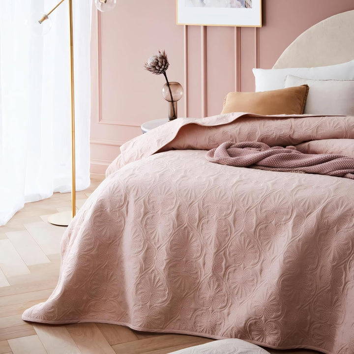ROOM99 Leila Elegante Tagesdecke in Creme 240 X 260 Cm Vielseitige Wohndecke Als BettÃ¼berwurf Oder SofaÃ¼berwurf Ãœberwurfdecke FÃ¼r Bett Und Sofa Steppdecke Stil Ideal Als Bedspread