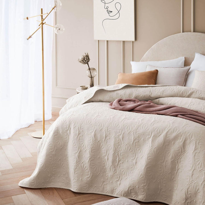 ROOM99 Leila Elegante Tagesdecke in Creme 240 X 260 Cm Vielseitige Wohndecke Als BettÃ¼berwurf Oder SofaÃ¼berwurf Ãœberwurfdecke FÃ¼r Bett Und Sofa Steppdecke Stil Ideal Als Bedspread