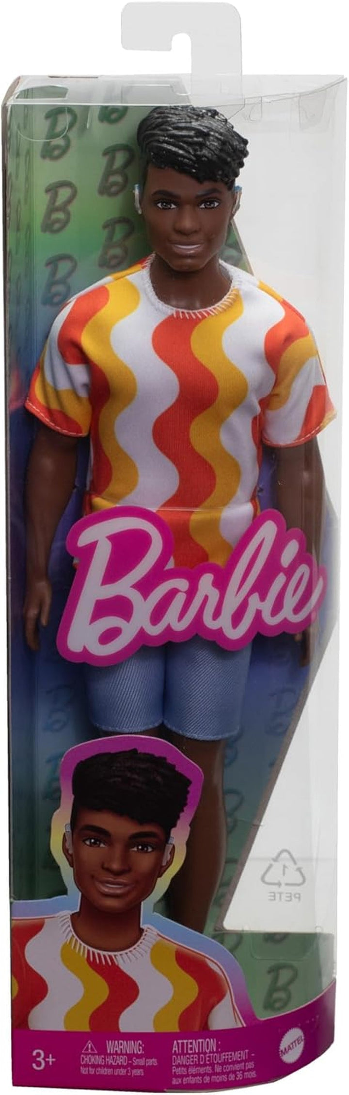 Barbie Fashionistas Ken Doll nr. 220 Cu bretele și formă largă a corpului într-o cămașă detașabilă cu model portocaliu, pantaloni scurți și sandale cu platformă, HRH23