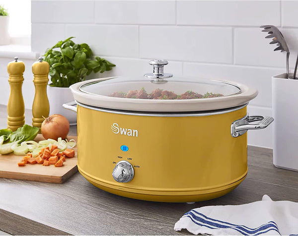 Swan Retro SF17031YELNEU Slow Cooker 6,5L Abnehmbarer Kochbehälter, PFOA- Und Ptfe-Freier Keramischer Antihaft-Behälter, 3 Temperaturstufen, Glasdeckel, Vintage-Design, Gelb, 320W