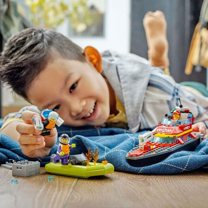 LEGO 60373 City Fire Boat, jucărie care plutește în apă, cu barcă de curse, 3 minifigurine și Jetpack, idee de cadou pentru băieți și fete de la 5 ani în sus