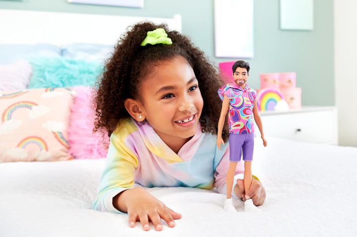 Barbie Fashionistas Ken Doll nr. 227 cu ținută care amintește de aspectul total al părului, păpușă de modă brunetă cu barbă scurtă și fizic subțire, 65th Anniversary Collectible Figure, HRH26