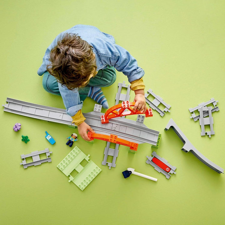 LEGO DUPLO Town Pod de cale ferată și șine - Set de expansiune, cadou pentru copii începând cu 2 ani, set pentru construcție și reconstrucție, set de dezvoltare pentru preșcolari, jucărie educațională 10426