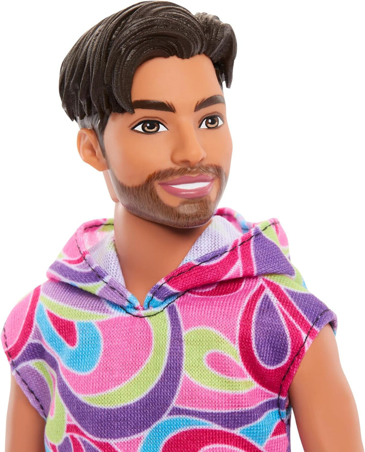Barbie Fashionistas Ken Doll nr. 227 cu ținută care amintește de aspectul total al părului, păpușă de modă brunetă cu barbă scurtă și fizic subțire, 65th Anniversary Collectible Figure, HRH26