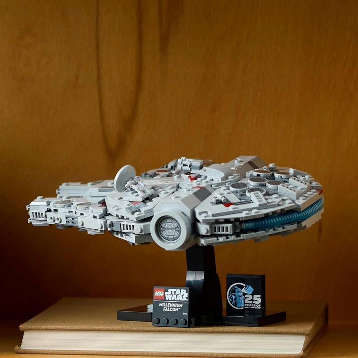 LEGO Star Wars Millennium Falcon, set aniversar 25 de ani pentru adulți, navă construibilă, piesă de colecție din "O nouă speranță", kit model navă spațială, cadouri pentru bărbați, femei 75375