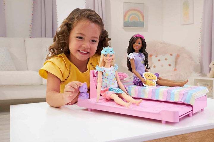Barbie My First Series, Pat rulant, Pat cu accesorii, Ceas cu alarmă, Ursuleț de pluș, Set negru, Pernă, Păpușă, Cadou pentru copii, Jucării de la 3 ani,Hmm64