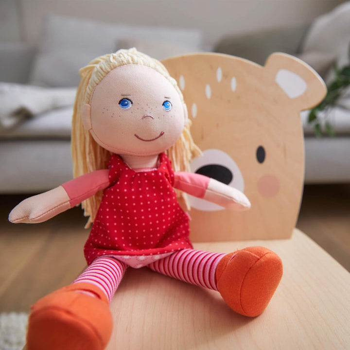 HABA 302108 - Păpușă Annelie, păpușă de cârpă cu haine și păr, 30 cm, jucărie de la 18 luni, roșu