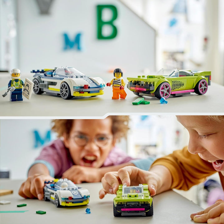 LEGO City Car Chase cu mașină de poliție și mașină cu mușchi, tren de jucărie cu 2 mașini de curse, cadou de poliție pentru copii, băieți și fete de la 6 ani, set cu polițist și minifigurine Ganovin 60415