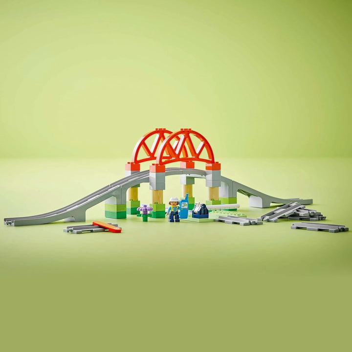 LEGO DUPLO Town Pod de cale ferată și șine - Set de expansiune, cadou pentru copii începând cu 2 ani, set pentru construcție și reconstrucție, set de dezvoltare pentru preșcolari, jucărie educațională 10426