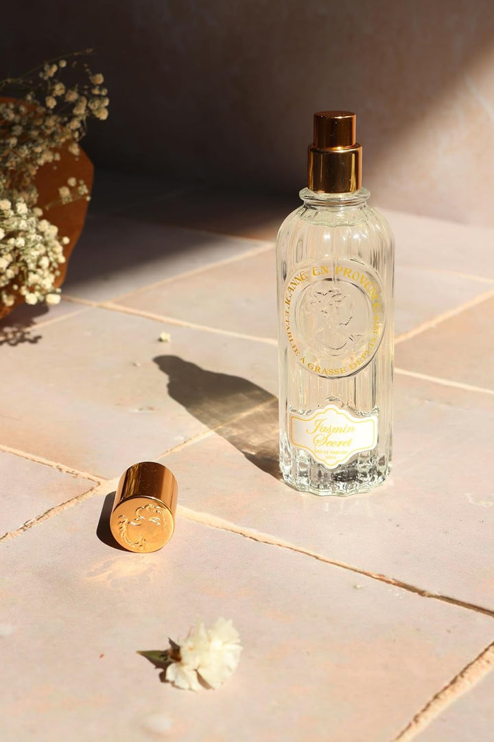 - Set cadou pentru femei – Jasmin Secret – Apă de parfum 60 ml + Cremă de mâini 75 ml + Săpun solid 100 g – Fabricat în Franța, la Grasse