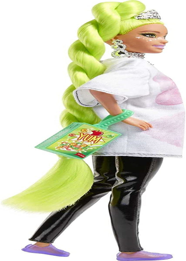 Barbie HDJ44 - Păpușă extra #11 în tricou supradimensionat și jambiere cu papagal de companie, păr verde neon extra lung și accesorii, articulații flexibile, cadou jucărie pentru copii cu vârsta de peste 3 ani