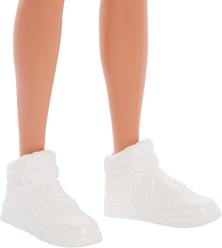 Barbie Fashionistas Ken Doll nr. 227 cu ținută care amintește de aspectul total al părului, păpușă de modă brunetă cu barbă scurtă și fizic subțire, 65th Anniversary Collectible Figure, HRH26