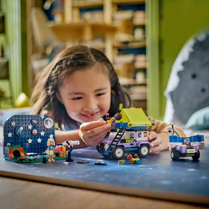 Set de vehicule de camping LEGO Friends Stargazer cu mașină de teren și telescop de jucărie, cadou de la 7 ani pentru fete și băieți, include figurile de joc Nova, Aliya și un câine 42603