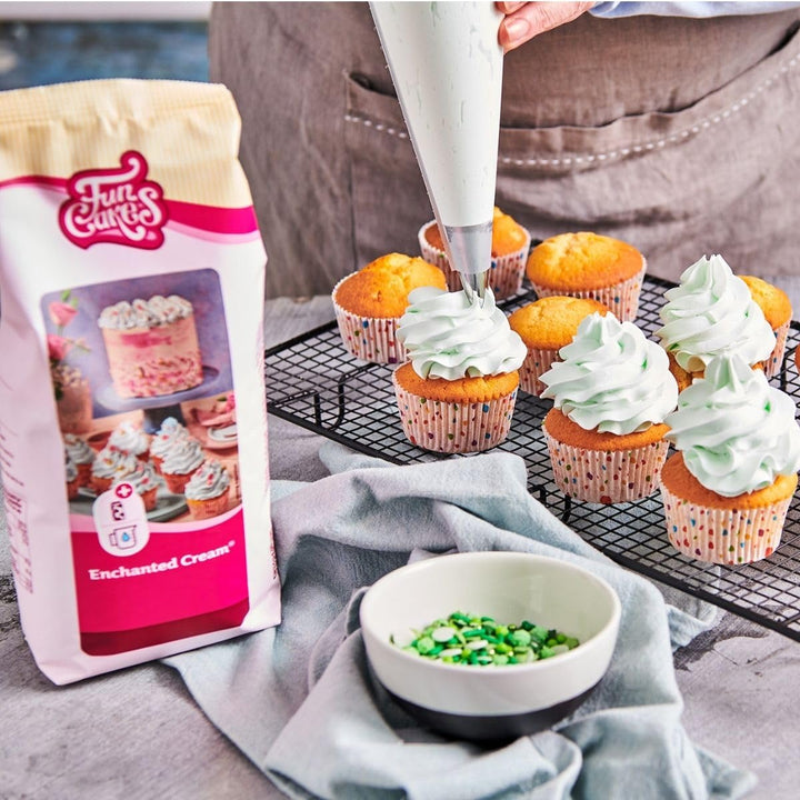 Funcakes Mix Für Enchanted Cream®: Einfach Zu Verwendende, Sehr Leichte Und Flauschige Schneeweiße Creme, Perfekt Zum Füllen Und Abdecken Von Kuchen Oder Als Belag Für Cupcakes, Halal., 900 G