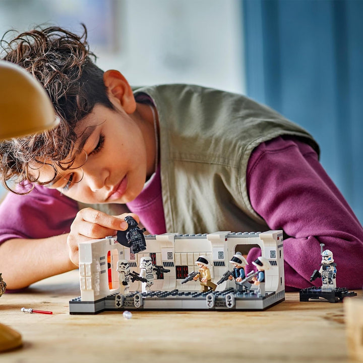 LEGO Star Wars Îmbarcarea pe Tantive IV, Jucărie de construcție pentru filmul O nouă speranță, Playset de fantezie pentru copii de colecționat, Idee de cadou pentru băieți și fete de peste 8 ani și pentru colecționari 75387