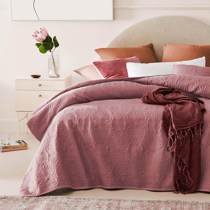 ROOM99 Leila Elegante Tagesdecke in Creme 240 X 260 Cm Vielseitige Wohndecke Als BettÃ¼berwurf Oder SofaÃ¼berwurf Ãœberwurfdecke FÃ¼r Bett Und Sofa Steppdecke Stil Ideal Als Bedspread