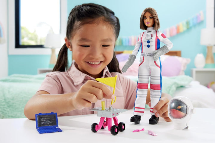 Barbie 65th Anniversary Doll și 10 accesorii, set astronaut cu păpușă brunetă, Rover cu roți, cască spațială cu vizor personalizabil și multe altele, HRG45