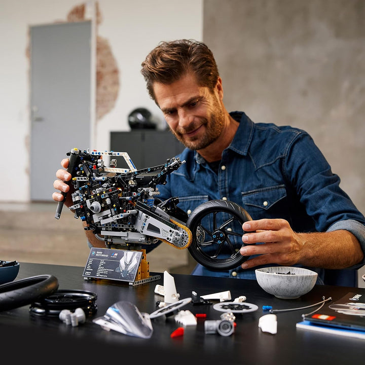 Model de motocicletă LEGO Technic BMW M 1000 RR, kit model pentru adulți, set ca un cadou pentru artizanat pentru bărbați și femei, ca decor pentru casă sau birou 42130