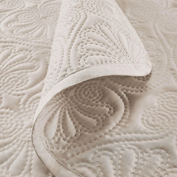 ROOM99 Leila Elegante Tagesdecke in Creme 240 X 260 Cm Vielseitige Wohndecke Als BettÃ¼berwurf Oder SofaÃ¼berwurf Ãœberwurfdecke FÃ¼r Bett Und Sofa Steppdecke Stil Ideal Als Bedspread