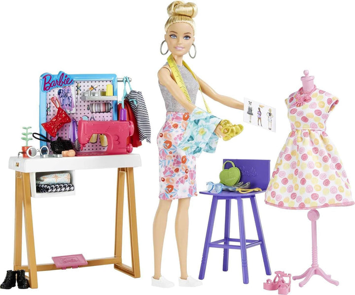 Barbie HDY90 - păpușă designer de modă (30,40 cm) și studio, 25+ accesorii de design și modă, birou de design, scaun, mașină de cusut, model de țesătură, manechin și multe altele, jucării de la 3 ani
