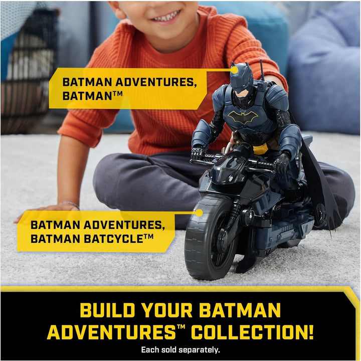DC Batman Adventures Action Figure, 30 Cm - Cu 16 elemente de echipament și complet mobil pentru aventuri captivante și cascadorii pline de acțiune, jucărie pentru copii de la 3 ani în sus