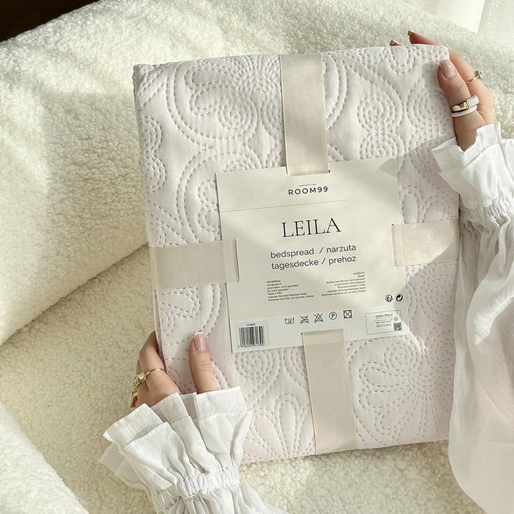 ROOM99 Leila Elegante Tagesdecke in Creme 240 X 260 Cm Vielseitige Wohndecke Als BettÃ¼berwurf Oder SofaÃ¼berwurf Ãœberwurfdecke FÃ¼r Bett Und Sofa Steppdecke Stil Ideal Als Bedspread