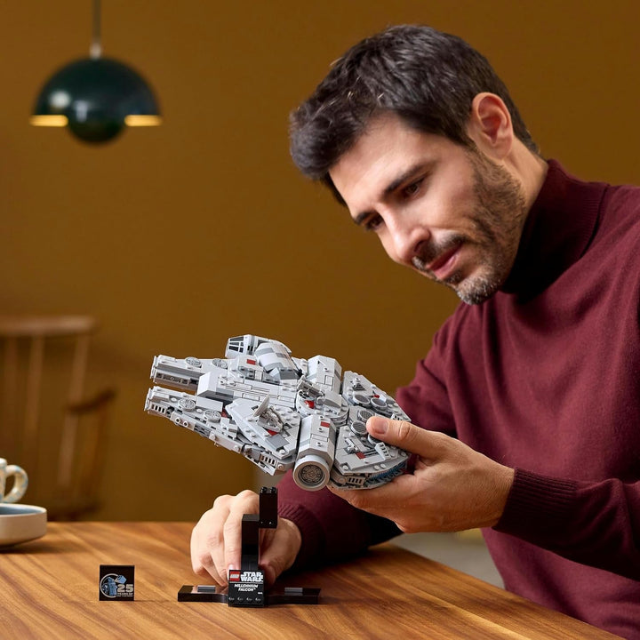 LEGO Star Wars Millennium Falcon, set aniversar 25 de ani pentru adulți, navă construibilă, piesă de colecție din "O nouă speranță", kit model navă spațială, cadouri pentru bărbați, femei 75375
