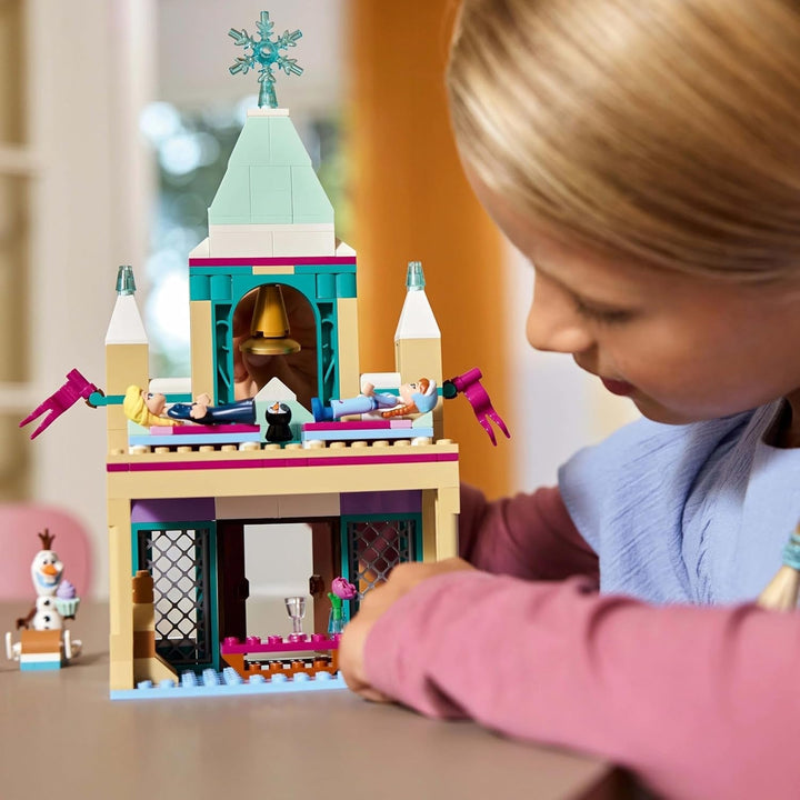 LEGO Ç€ Disney Frozen Castelul Arendelle, jucărie de prințesă cu mini păpuși ELSA, Anna și Olaf și o figură de pinguin, Playset fantezie, cadou pentru fete de la 5 ani 43265