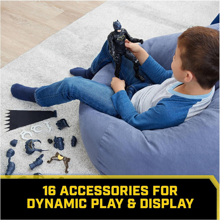 DC Batman Adventures Action Figure, 30 Cm - Cu 16 elemente de echipament și complet mobil pentru aventuri captivante și cascadorii pline de acțiune, jucărie pentru copii de la 3 ani în sus