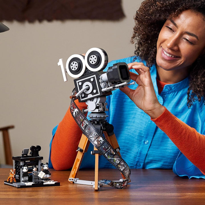 LEGO | Disney Camera - Tribute to Walt Disney, Set pentru adulți cu mini figurine Mickey și Minnie Mouse, figurine Bambi și Dumbo, Cadou pentru femei, bărbați și fani, Expoziție 43230
