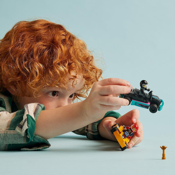 LEGO City Go-Karts cu piloți, set cu 2 minifigurine de piloți și mașini de curse, jucărie pentru mașini de la 5 ani pentru băieți și fete, cadou distractiv pentru copii 60400