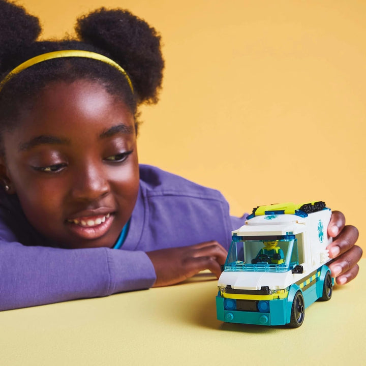 LEGO City Ambulanță - jucărie cu 2 minifigurine (skateboarder și șofer) - jucărie educativă pentru băieți și fete de la 5 ani - idei de cadouri pentru ziua de naștere și de sărbători 60451