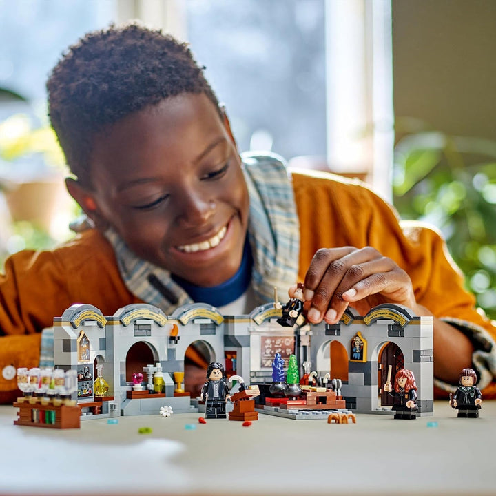 Castelul Hogwarts LEGO Harry Potter: Clasa de Poțiuni, Jucărie Fantasy, Clasă construibilă, Idee de cadou pentru băieți, fete și toți fanii, cu Hermione Granger și Severus Snape 76431