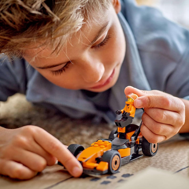LEGO City F1 Racer cu mașină de curse Mclaren - Model de jucărie Formula 1 cu mașină de curse și minifigurină - cadou mic pentru băieți și fete de la 6 ani sau fani ai sporturilor cu motor 60442