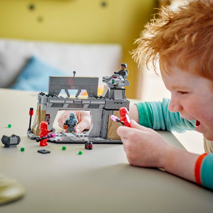 LEGO Star Wars: Duelul Mandalorian între Paz Vizsla și Moff Gideon, jucărie de construcție de colecție pentru copii, idee de cadou pentru băieți și fete creative cu vârsta de peste 7 ani, jucărie Mandalorian 75386