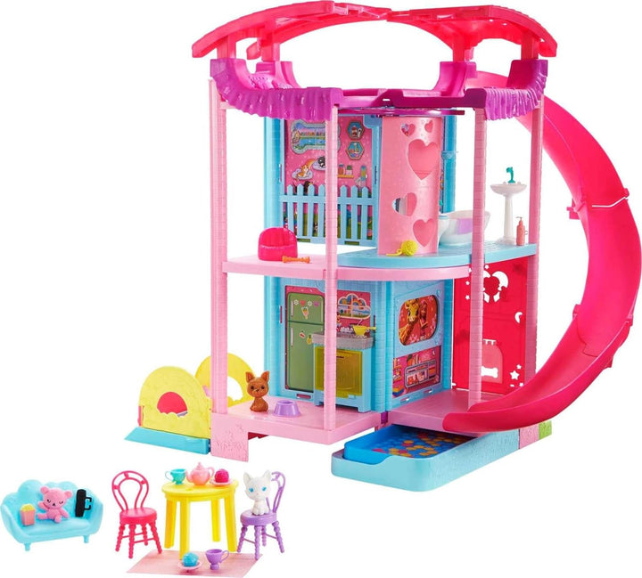 Barbie Chelsea Playhouse - 3 etaje cu funcție de transformare, zone de joacă secrete, lift, piscină, tobogan, 2 animale de companie și mai mult de 20 de accesorii, pentru copii cu vârsta de peste 3 ani, HHX44