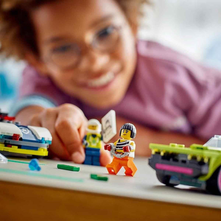 LEGO City Car Chase cu mașină de poliție și mașină cu mușchi, tren de jucărie cu 2 mașini de curse, cadou de poliție pentru copii, băieți și fete de la 6 ani, set cu polițist și minifigurine Ganovin 60415