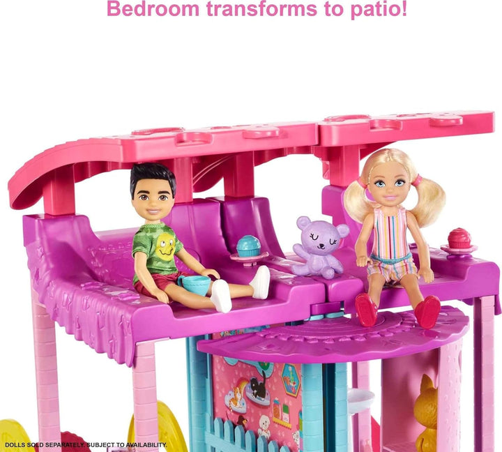Barbie Chelsea Playhouse - 3 etaje cu funcție de transformare, zone de joacă secrete, lift, piscină, tobogan, 2 animale de companie și mai mult de 20 de accesorii, pentru copii cu vârsta de peste 3 ani, HHX44