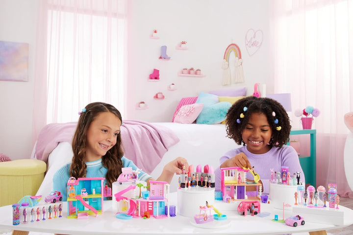 Barbie Mini Barbieland set de păpuși și vehicule de jucărie, păpușă de 1,5 inci și vehicul de jucărie iconic cu surpriză care își schimbă culoarea, HYF43