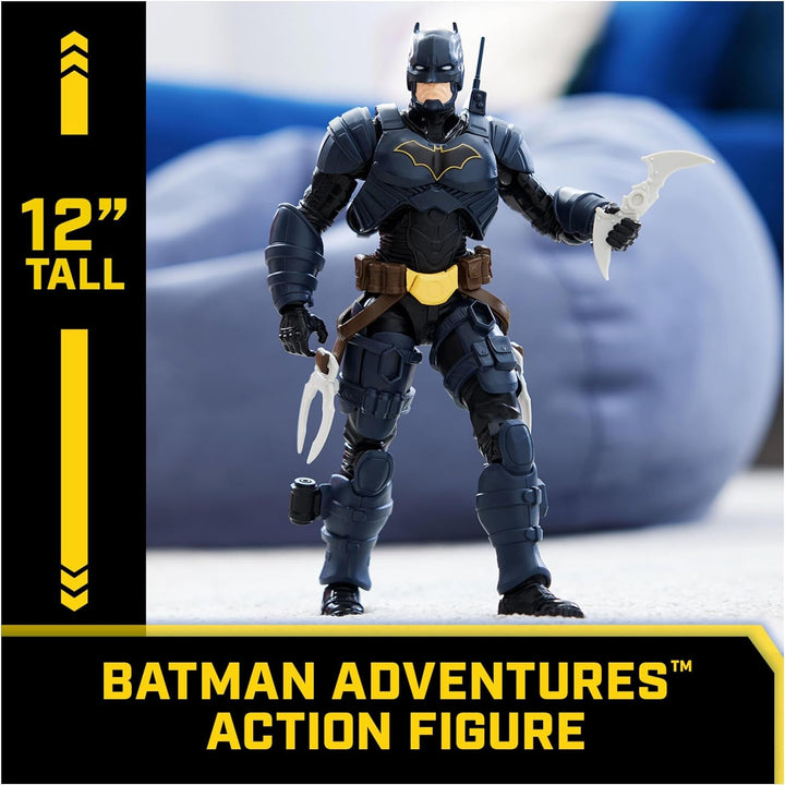 DC Batman Adventures Action Figure, 30 Cm - Cu 16 elemente de echipament și complet mobil pentru aventuri captivante și cascadorii pline de acțiune, jucărie pentru copii de la 3 ani în sus