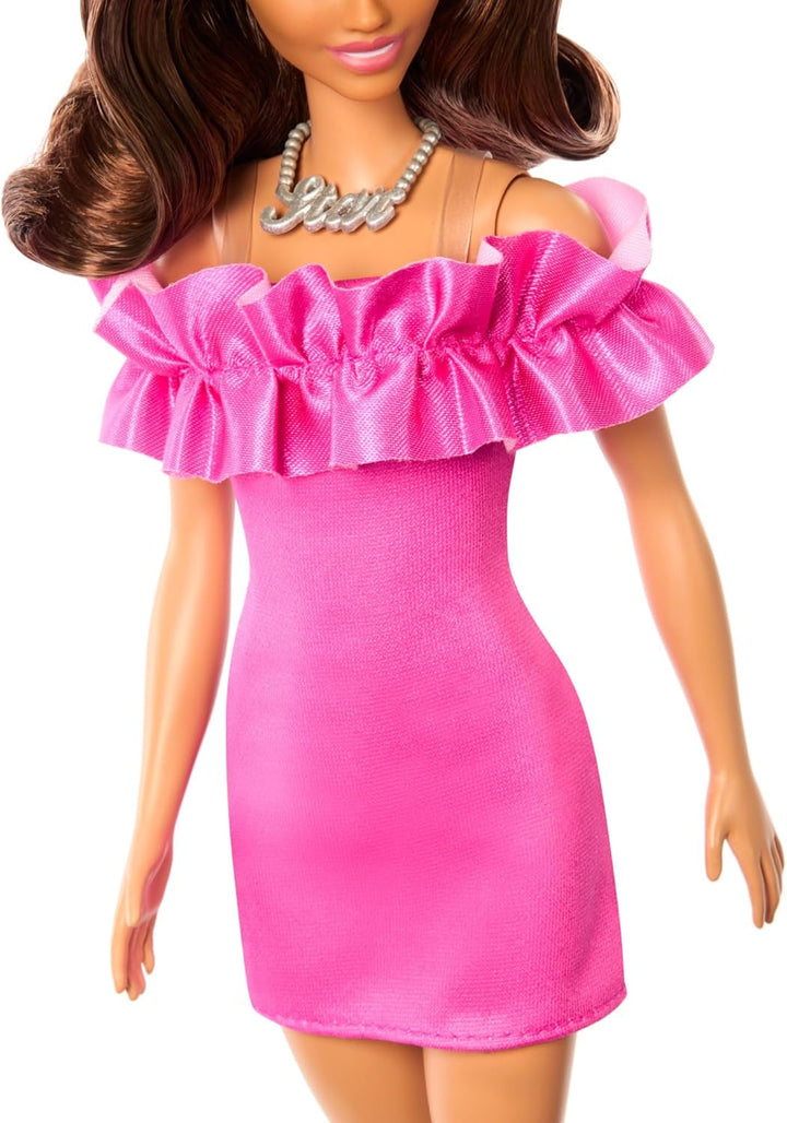 Barbie Fashionistas păpușă nr. 217 cu păr ondulat castaniu, o rochie roz cu umerii deschiși, păpușă de modă pentru a colecta cu ocazia celei de-a 65-a aniversări, HRH15