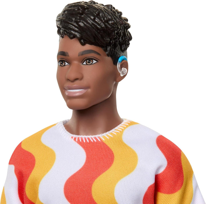 Barbie Fashionistas Ken Doll nr. 220 Cu bretele și formă largă a corpului într-o cămașă detașabilă cu model portocaliu, pantaloni scurți și sandale cu platformă, HRH23