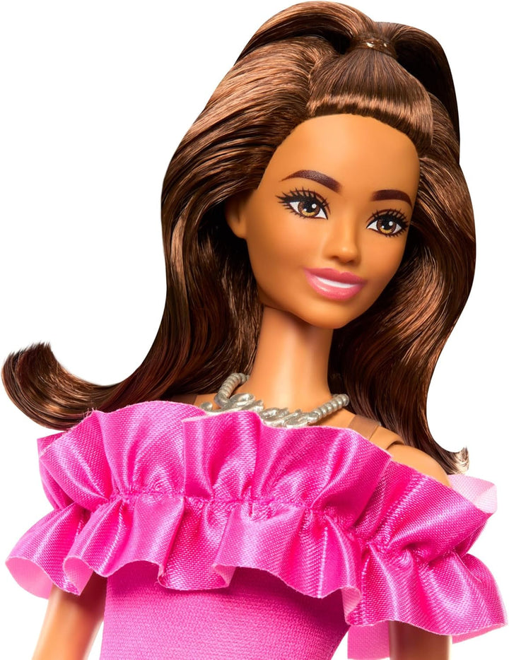 Barbie Fashionistas păpușă nr. 217 cu păr ondulat castaniu, o rochie roz cu umerii deschiși, păpușă de modă pentru a colecta cu ocazia celei de-a 65-a aniversări, HRH15
