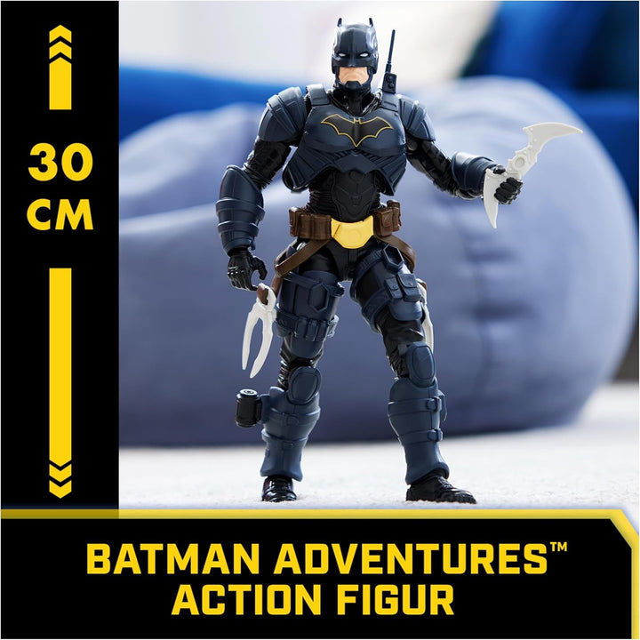 DC Batman Adventures Action Figure, 30 Cm - Cu 16 elemente de echipament și complet mobil pentru aventuri captivante și cascadorii pline de acțiune, jucărie pentru copii de la 3 ani în sus