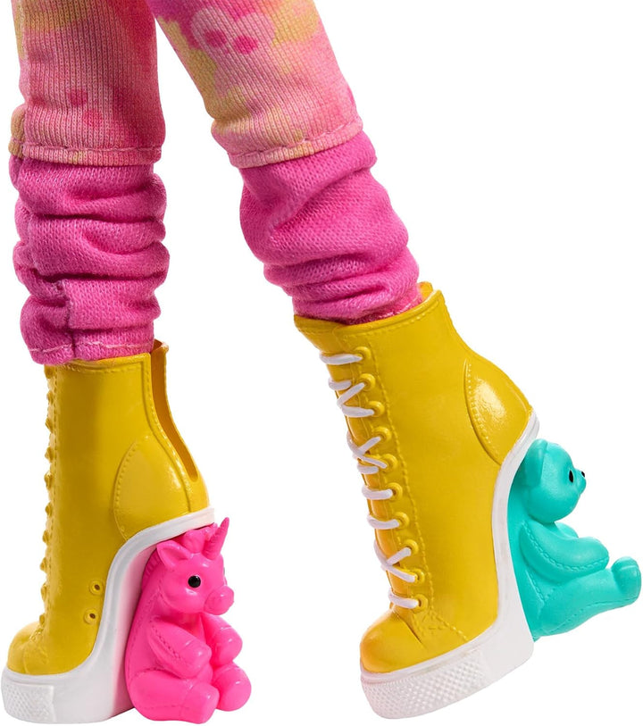 Păpușă și accesorii Monster High Wednesday, Enid Sinclair figurină de colecție în roz cu beretă și rucsac, suport pentru păpușă, HXJ05