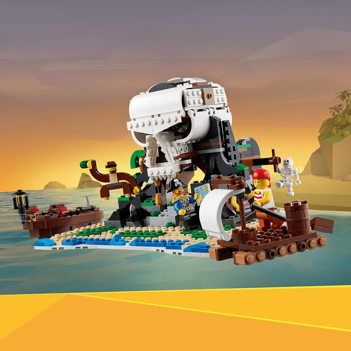 Set navă pirat LEGO Creator 3 în 1, jucărie cu 3 opțiuni de construcție, construiește o tavernă pirat sau o insulă pirat cu craniu, include 3 minifigurine pentru aventuri de rol 31109