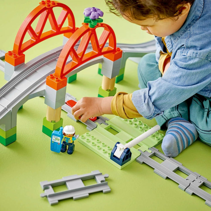 LEGO DUPLO Town Pod de cale ferată și șine - Set de expansiune, cadou pentru copii începând cu 2 ani, set pentru construcție și reconstrucție, set de dezvoltare pentru preșcolari, jucărie educațională 10426