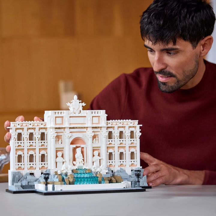 LEGO Architecture Trevi Fountain - Model al unui punct de reper din Roma cu sculpturi Minifigures - piesă de colecție pentru birou și sufragerie - cadou pentru adulți și iubitori de arhitectură 21062